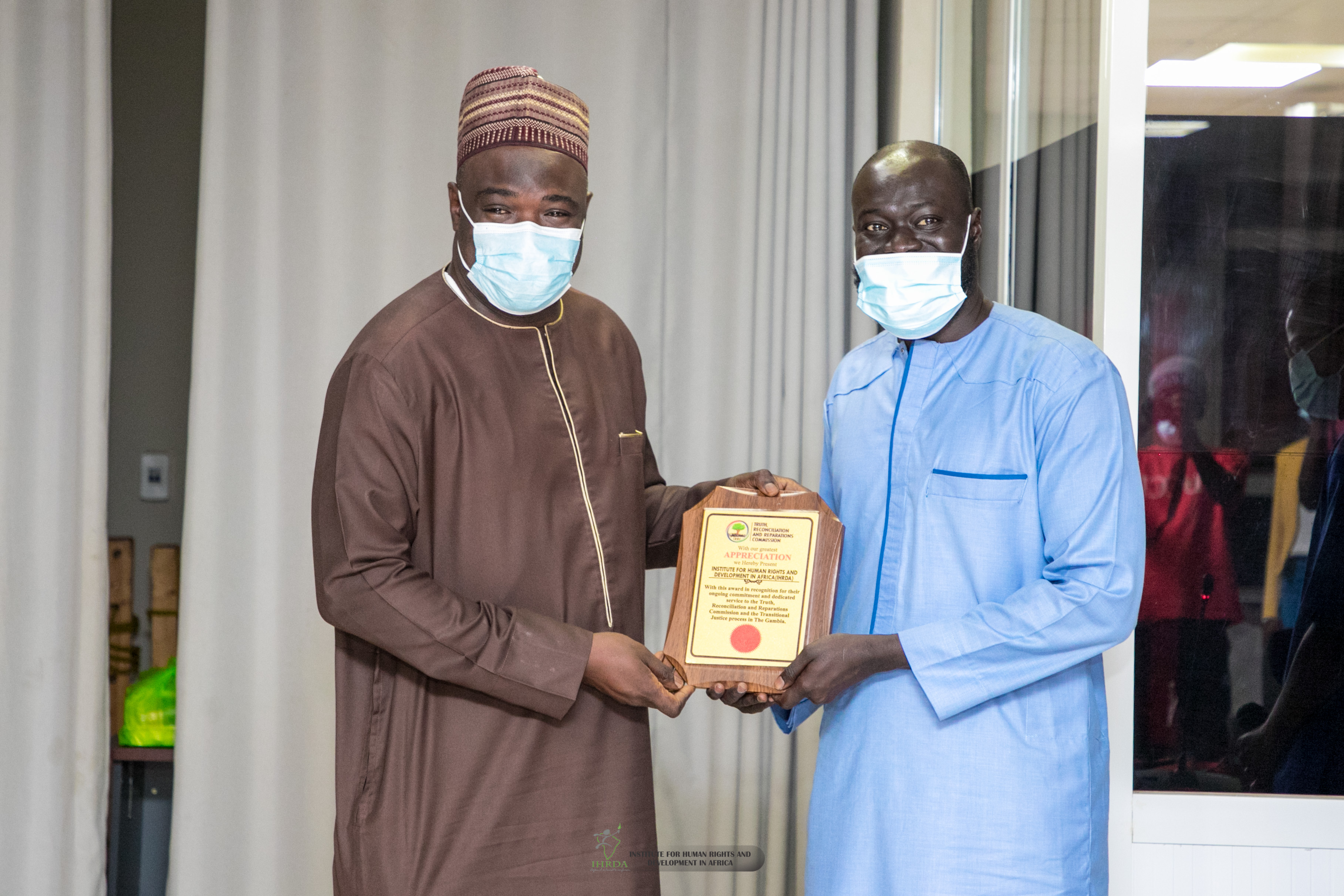 La Commission Vérité de la Gambie récompense IHRDA pour son soutien à sa mission